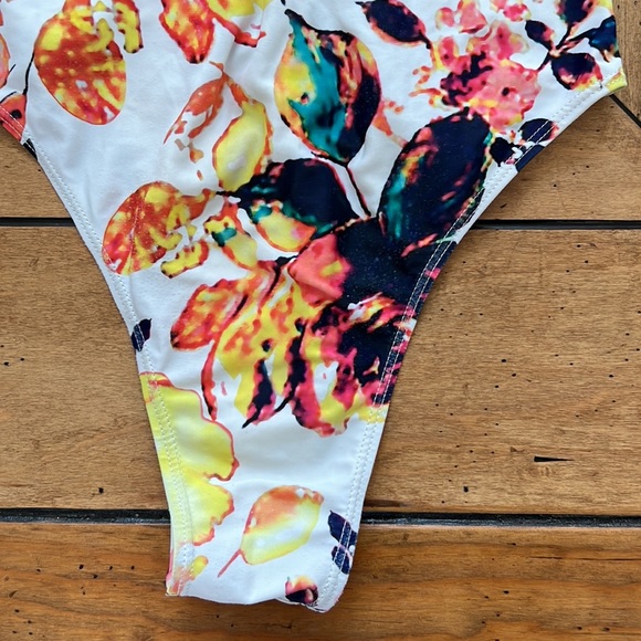 Gorgeous one piece lace up swimsuit. Brand unknown. Size Medium. - Picture 4 of 5